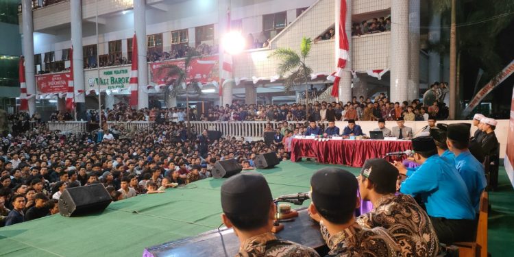 Ponpes Wali Barokah Kota Kediri menggelar berbagai lomba khas 17 Agustusan. Berbagai acara tersebut berlangsung meriah selama tiga hari. Foto: LINES.