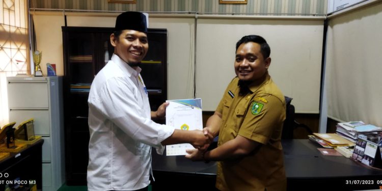 Ketua DPD LDII Indragiri Hulu Adang Sridarta memaparkan agenda program kerja yang akan dilaksanakan LDII pada Agustus, yakni kerja bakti nasional dan upacara bendera HUT RI. Foto: LINES.