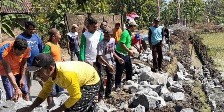 Gotong royong Kerja Bakti Warga LDII Wonosari NU Perbaikan Talud