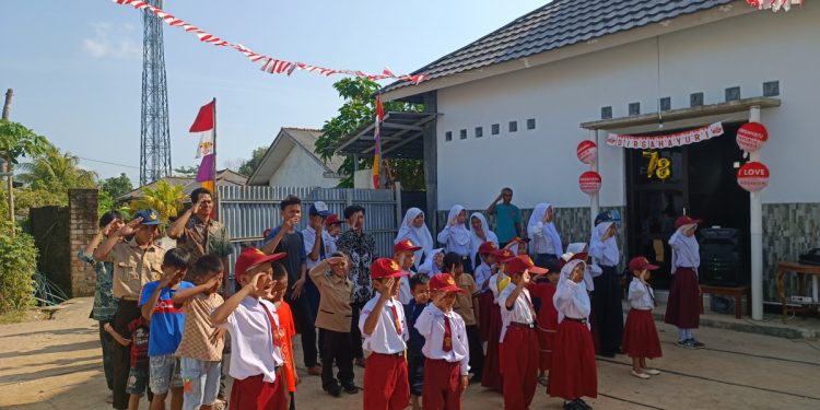 PAC LDII Kelurahan Ampui menghelat upacara peringatan proklamasi kemerdekaan RI ke-78 di halaman Masjid Roudhatul Jannah, Ampui, Kota Pangkalpinang pada Kamis (17/8). Foto: LINES.