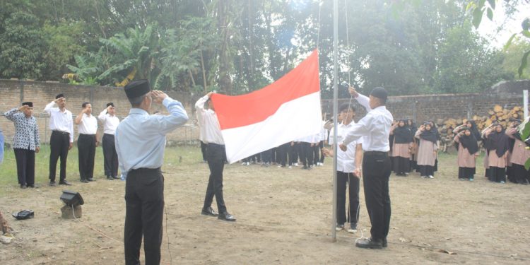 Memperingati Hari Kemerdekaan Indonesia, santri dan pengurus Pondok Pesantren Nur Azizah naungan LDII menggelar upacara bendera. Foto: LINES.