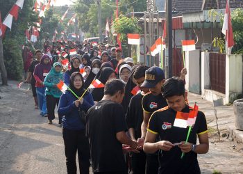 Ponpes Wali Barokah Fasilitasi Jalan Sehat Warga Peringati HUT RI