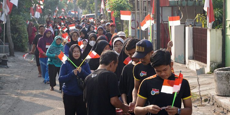 Ponpes Wali Barokah Fasilitasi Jalan Sehat Warga Peringati HUT RI