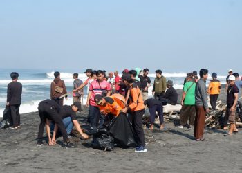 "Suling Mas" Gelar Gotong Royong Bersih Lingkungan di Pantai Samas