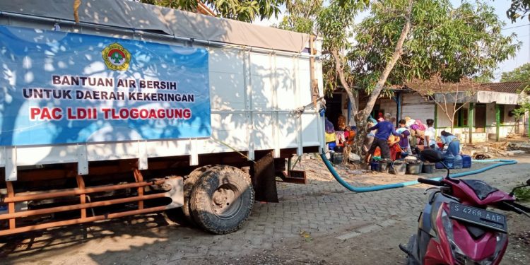 PAC LDII Tlogoagung Bojonegoro menyalurkan bantuan air bersih kepada warga yang terdampak kekeringan. Foto: LINES.