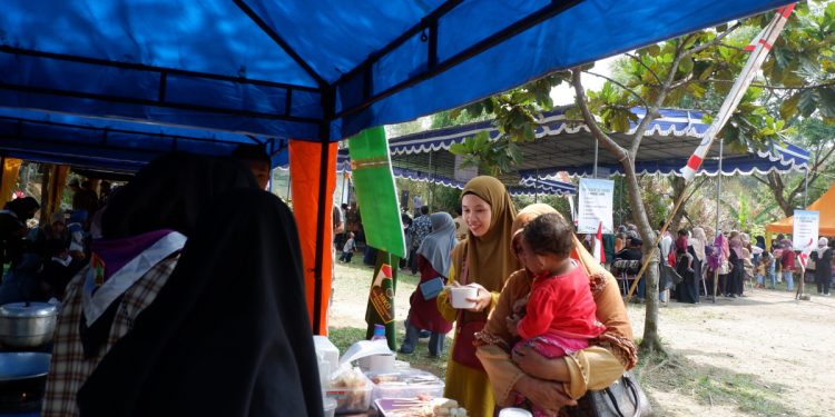 Bazaar itu menjual jenis produk kuliner mulai dari bakso tusuk, bakso kuah, jajanan pasar, sosis bakar, aneka minuman kekinian dan masih banyak lagi. Foto: LINES.