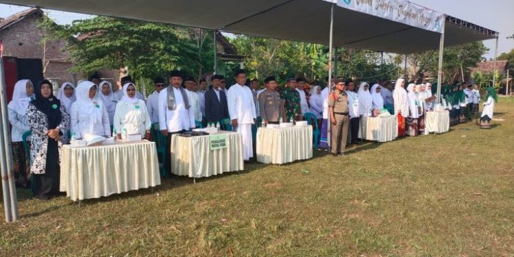 LDII Krian menghadiri upacara perayaan Hari Santri Nasional 2023. Acara ini bertempat di lapangan desa Junwangi, Krian, Sidoarjo, pada Minggu (22/10). Foto: LINES.