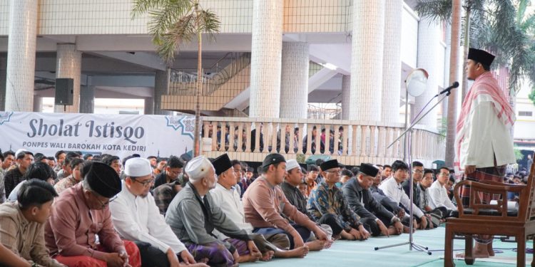 Salat Istisqo, Ponpes Wali Barokah Kediri, LDII, Bencana Kekeringan, Kemarau, Gubernur Jatim Khofifah,