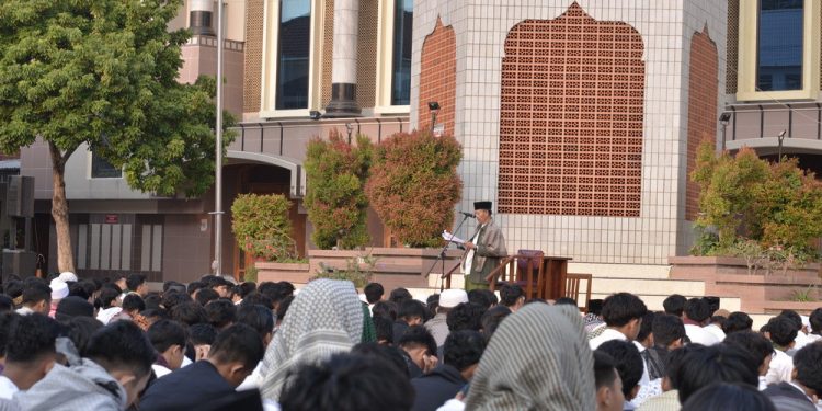 Sekitar 800-an santri Pondok Pesantren Gadingmangu bersama warga sekitar melaksanakan salat Istisqo. Foto: LINES.