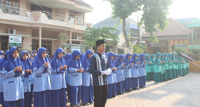 Pondok Pesantren Al Barokah Sruni, Sidoarjo, Jawa Timur menggelar upacara peringatan Hari Santri Nasional 2023 pada Minggu (22/10). Foto: LINES.