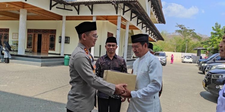 Kapolres Ponorogo mengunjungi Ponpes Imam Mursyid yang dinaungi LDII Ponorogo. Foto: LINES.