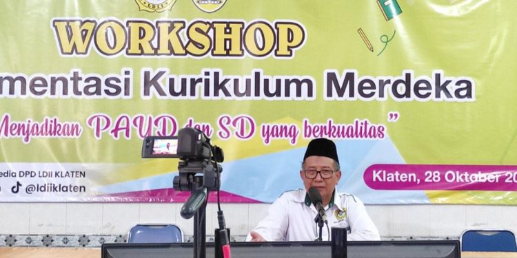 DPD LDII Kabupaten Klaten menggelar “Workshop Implementasi Kurikulum Merdeka Belajar” bersama Guru Besar UIN Sunan Kalijaga, Sri Sumarni dan Kepala SMPN 3 Polanharjo, Rustatik. Foto: LINES.