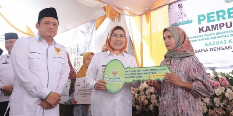 Bupati Serang, Ratu Tatu Chasanah hadir dalam acara peresmian Kampung BAZNAS di Kecamatan Kramatwatu dan Kecamatan Anyer. Foto: LINES.