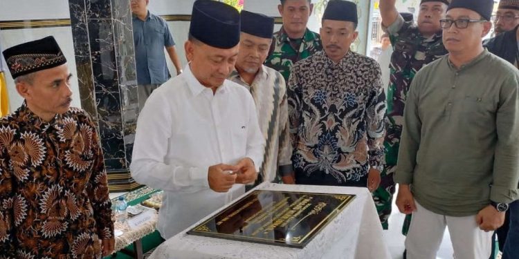Wali Kota Pontianak, Edi Rusdi Kamtono, dengan bangga meresmikan Masjid Hijr Ismail di Kelurahan Akcaya, Pontianak Selatan, Kalimantan Barat pada Minggu (10/12). Foto: LINES.