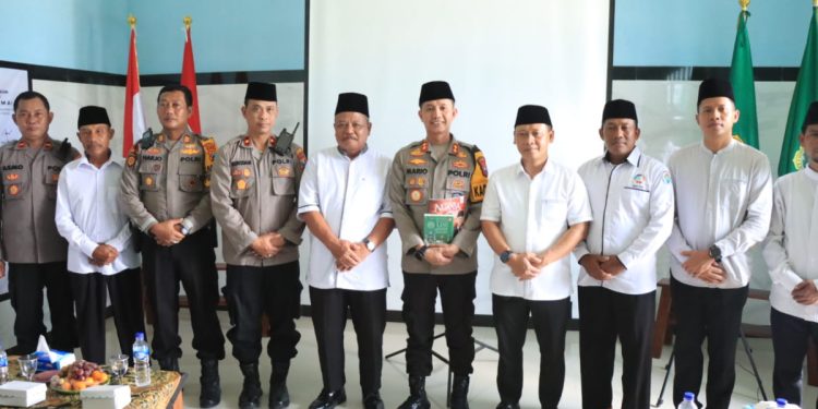 Kapolres Bojonegoro, AKBP Mario Prahatinto mengikuti “Deklarasi Pemilihan Umum (Pemilu) Damai” yang digelar secara serentak se-Jawa Timur. Foto: LINES.