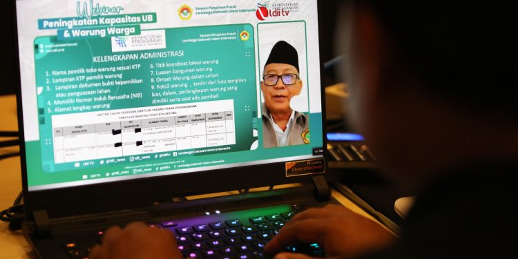 Ketua DPD LDII Kabupaten Klaten, Sarjono berbagi pengalaman terkait bantuan usaha warung untuk warga tersebut. Foto: LINES.