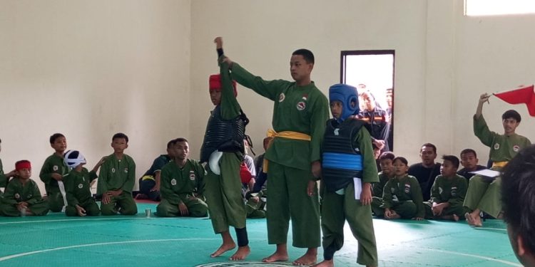 Ratusan generasi muda mengikuti turnamen tanding pencak silat kategori umur 9-13 tahun, yang diselenggarakan Pengurus Ranting ASAD Kecamatan Cileungsi, Minggu (28/1). Foto: LINES.