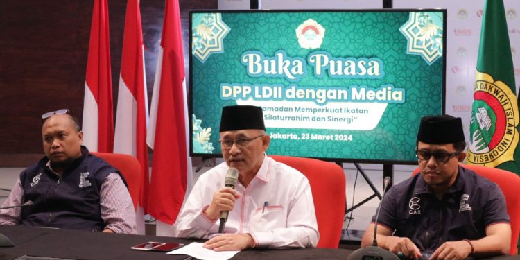 Ketua Umum DPP LDII KH Chriswanto Santoso mengajak seluruh elemen bangsa untuk menjadikan Ramadan sebagai pendingin panasnya tahun politik. Hal tersebut ia sampaikan saat berbuka puasa bersama dengan para wartawan di Kantor DPP LDII, Jakarta, pada Sabtu (23/3). Foto: LINES.