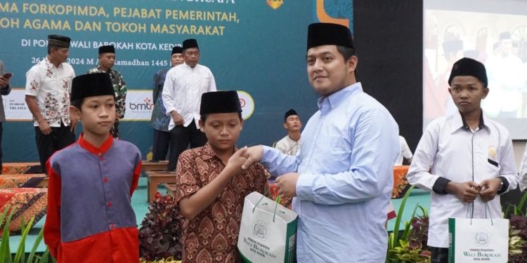 Ponpes Wali Barokah dan LDII Kota Kediri menggelar buka puasa bersama sekaligus santunan anak yatim. Foto: LINES.