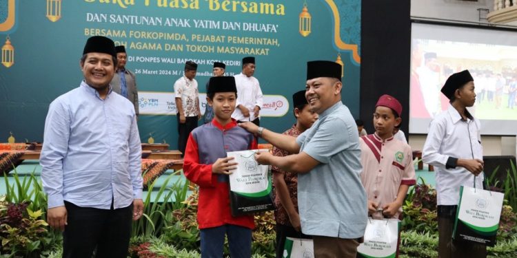 (Ponpes) Wali Barokah, Kediri, Jawa Timur mengadakan acara buka bersama dan santunan anak yatim pada Selasa (26/3). Foto: LINES.
