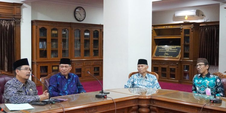 Kepala Bidang Penyelenggaraan Haji dan Umrah (PHU) Kantor Wilayah Kementerian Agama Provinsi Jawa Timur Abdul Haris Hasan berkunjung ke Ponpes Wali Barokah Kota Kediri, pada Rabu sore (27/3). Foto: LINES.