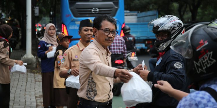 DPP LDII bersama Pramuka Sakoda DKI Jakarta membagikan 2.000 paket takjil kepada pengendara jalan. Foto: LINES.