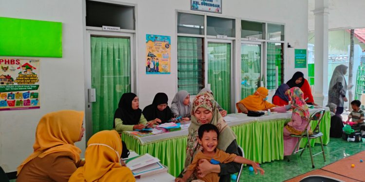 Posyandu Seruni yang berada di lingkungan Pondok Pesantren Wali Barokah, Kota Kediri, Jawa Timur menjadi lokasi kegiatan Pos Pelayanan Terpadu (Posyandu) Balita. Foto: LINES.