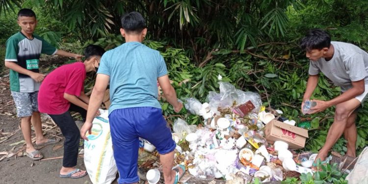 Generasi muda LDII memilah sampah plastik, yang kemudian dijual ke pengepul.  Kegiatan tersebut merupakan upaya kemandirian generasi muda sekaligus melestarikan lingkungan. Foto: LINES.