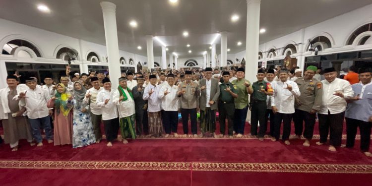 Ketua DPW LDII Lampung, Aditya mengajak warga LDII Lampung meningkatkan kesalehan individu dan kesalehan sosial pada acara “Iktikaf Bersama LDII Lampung”, di Masjid Hizbullah, Bandarlampung. Foto: LINES.