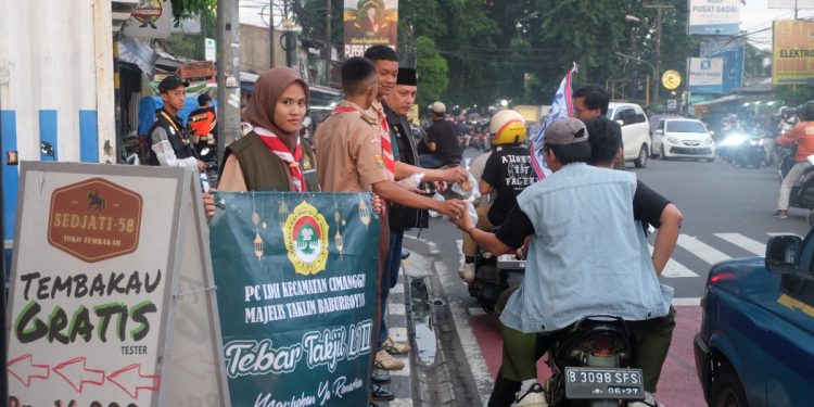 PC LDII Cimanggis membagikan takjil kepada para pengguna jalan, pada Jumat (22/3). Foto: LINES.