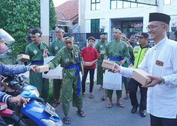 LDII Gunung Anyar Bagi Takjil di Kawasan MERR Surabaya