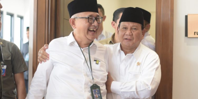 Prabowo Subianto bersama Ketum LDII KH Chriswanto Santoso di Rakernas LDII 2023. Foto: LINES.