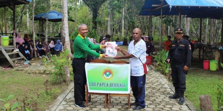 Pengurus DPW LDII Papua melaksanakan bakti sosial, dengan menyalurkan sejumlah pakaian layak pakai kepada warga Papua. Foto: LINES.