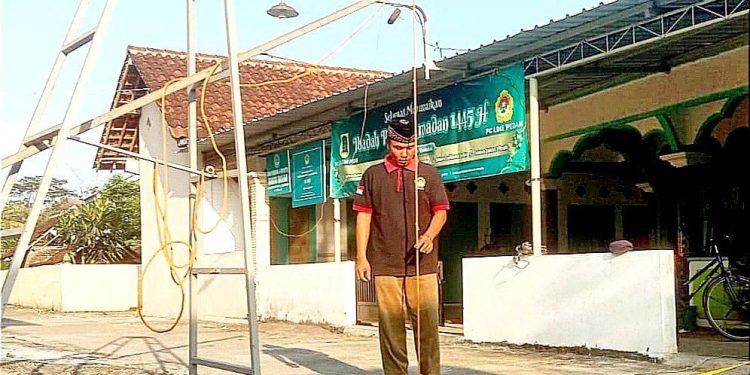 PAC LDII Kalangan dan PC LDII Kecamatan Pedan melaksanakan pengecekan arah kiblat di Masjid Al Barokah, Klaten. Foto: LINES.