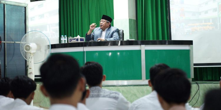 Ketua Majelis Ulama Indonesia (MUI) Jawa Timur, KH Ahsanul Haq mengunjungi Ponpes Al Ubaidah Kertosono, Nganjuk, Jawa Timur, pada Selasa (14/5). Foto: LINES.