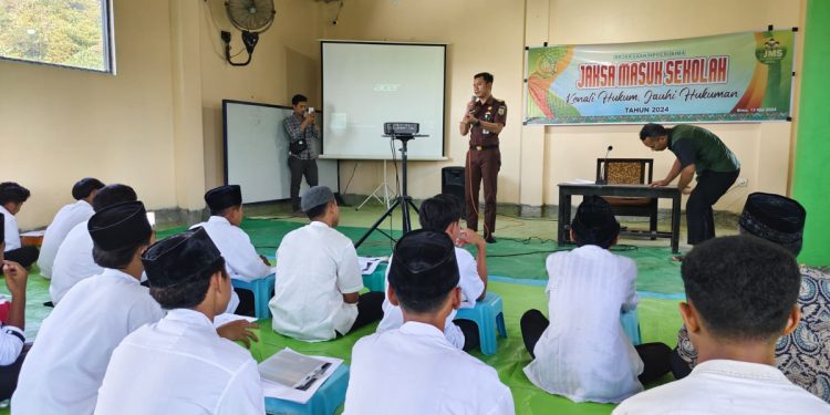 Kepala Seksi Intelijen (Kasi Intel) mewakili Kejaksaan Negeri (Kejari) Bima, memberikan penyuluhan hukum kepada para santri Pondok Pesantren (Ponpes) Al Azis, Kota Bima. Foto: LINES.