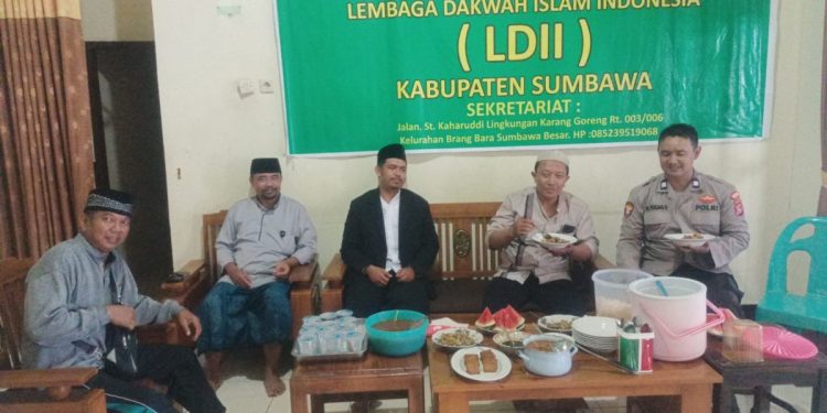 Camat Sumbawa, Iwan Sopiyan mengikuti pelaksanaan ibadah salat Idul Adha di Masjid Bani Nur naungan LDII Kelurahan Brang Bara, Sumbawa, Nusa Tenggara Barat. Foto: LINES.