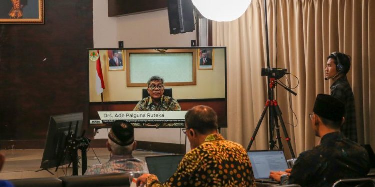 Kepala Badan Penyuluhan dan Pengembangan Sumberdaya Manusia (P2SDM) Kementerian Lingkungan Hidup dan Kehutanan (KLHK), Ade Palguna Ruteka menjadi pembicara di seminar yang digelar LDII. Foto: LINES.