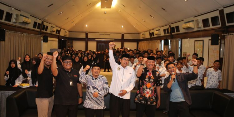 Ratusan siswa SMP-SMA Bina Indonesia Gemilang Boarding School (Bigbos), Depok, Jawa Barat berkunjung ke Kantor DPP LDII Jakarta, pada Sabtu (13/6). Foto: LINES.
