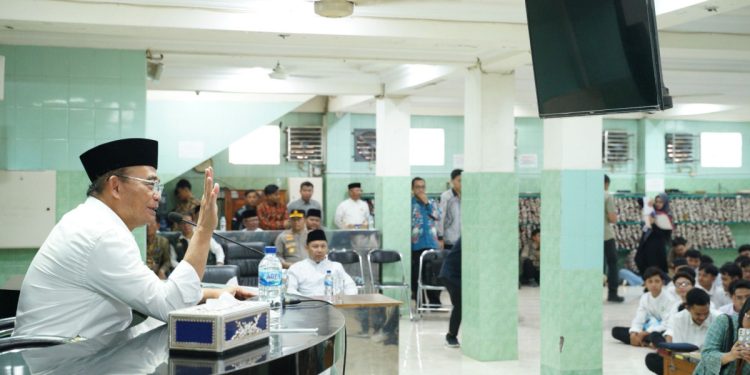 Menteri Koordinator Bidang Pembangunan Manusia dan Kebudayaan (Menko PMK) Muhadjir Effendy, membekali pada santri yang mengikuti diklat dan tes calon muballigh-muballighoh di Pondok Pesantren (Ponpes) Al Ubaidah, Kertosono, Nganjuk. Foto: LINES.