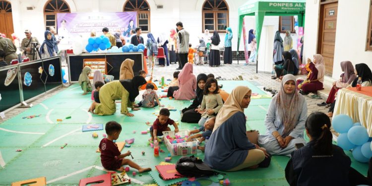 Muhadjir Effendy mengunjungi Pondok Pesantren (Ponpes) Al Ubaidah Kertosono, Nganjuk, Jawa Timur. Kunjungannya tersebut untuk meninjau upaya pencegahan stunting di Posyandu As-Syifa Ponpes Al Ubaidah. Foto: LINES.