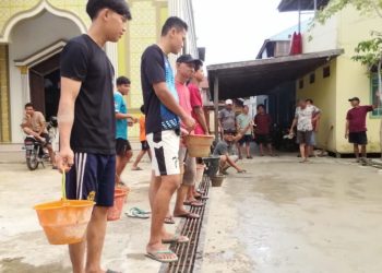 Warga LDII dan Masyarakat Gotong Royong Bangun Jalan Menuju Masjid