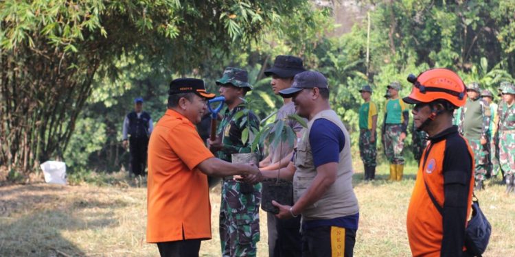 Warga PC LDII Kaliwates bergabung dengan Bupati Jember Hendy Siswanto dan ratusan warga membersihkan sungai Bedadung, di Kaliwates, Jember, pada Sabtu (20/7). Foto: LINES.