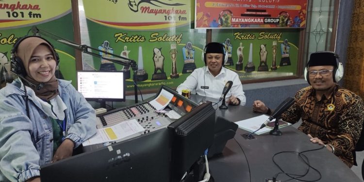 Ketua DPD LDII Blitar yang juga anggota Forum Kerukunan Umat Beragama (FKUB) Sugiyono Abdul Mustofa dan Sekretaris FKUB Jamil Masyadi dalam acara Talkshow FKUB Radio Mayangkara FM Blitar, Jawa Timur. Foto: LINES.