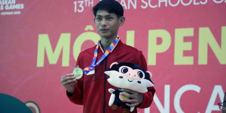 Dua pesilat Perguruan Silat Nasional (Persinas) ASAD berhasil mengukir prestasi tingkat internasional dengan meraih medali emas dan perak dalam kejuaraan 13th ASEAN Schools Games (ASG) 2024 yang berlangsung di Da Nang, Vietnam. Foto: LINES.