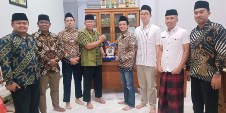 Ketua DPD Komite Nasional Pemuda Indonesia (KNPI) Kota Kediri, Munjidul Ibad, bersama jajaran fungsionarisnya mengunjungi DPD LDII Kediri, Kamis (27/6). Foto: LINES.