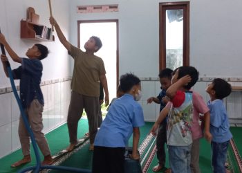 Santri LDII Berbah Kerja Bakti Bersihkan Lingkungan Masjid