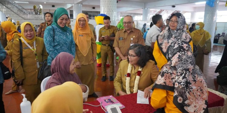 Pj Wali Kota Kediri, Zanariah mengapresiasi terselenggaranya peluncuran Posyandu “Center of Excellent” (COE) yang dilaksanakan di Pondok Pesantren Wali Barokah (PPWB) Kediri, Jawa Timur. Foto: LINES.