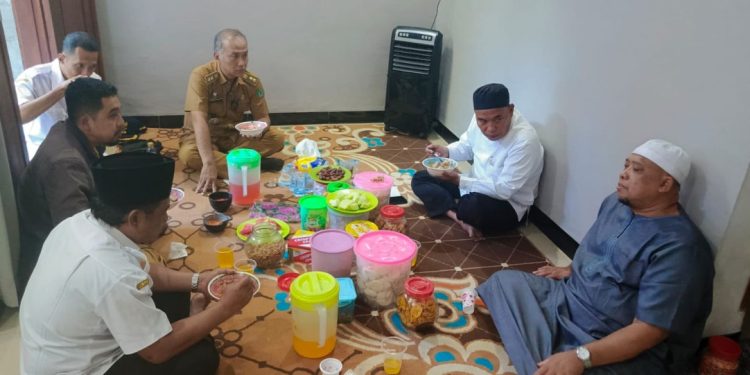 Lurah Bebekan, Arif Agus Cahyono, bersama Modin Kelurahan Subandi dan sejumlah pejabat kelurahan lainnya, bersilaturahim ke kediaman Ketua PAC LDII Bebekan, Choirul Nur Hadi. Foto: LINES.