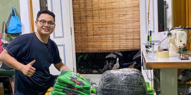 Pemuda LDII alumni Ponpes Minhaajurrosyidin  menjadi pengusaha muda  beromzet ratusan juta. Foto: LINES.